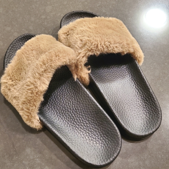 Brand New Fuzzy Flip Flops/Slippers - Picture 4 of 5